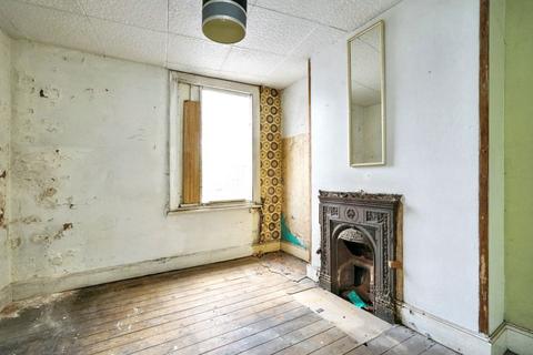 57 Arnold Road, Nottingham, NG6 0DN