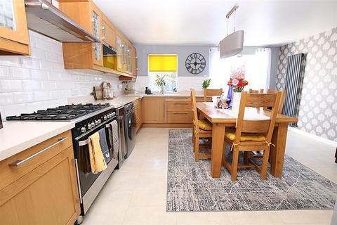 4 bedroom semi-detached house for sale, Insignia Close, Wootton