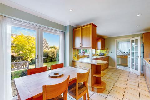4 bedroom detached house for sale, Heatherfold Way, Pinner HA5