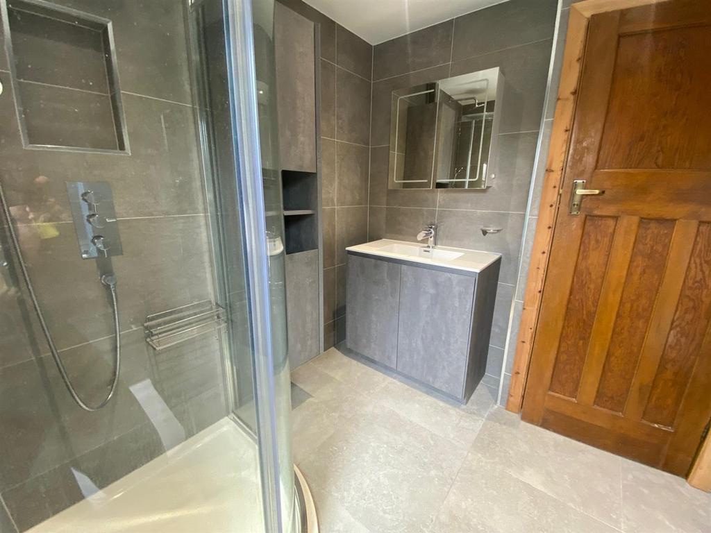 SHOWER ROOM 1.jpg