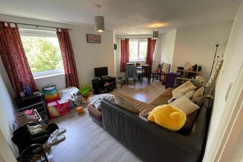 3 bedroom flat to rent, Whiteoak Road, Manchester M14