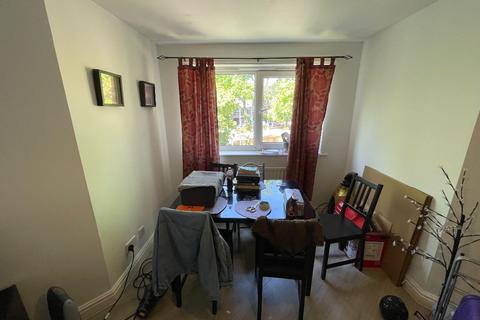 3 bedroom flat to rent, Whiteoak Road, Manchester M14