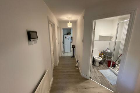 3 bedroom flat to rent, Whiteoak Road, Manchester M14