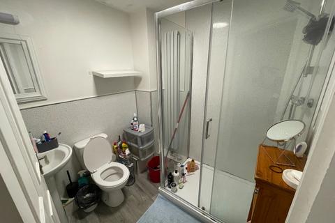 3 bedroom flat to rent, Whiteoak Road, Manchester M14