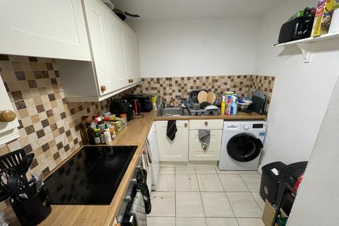 3 bedroom flat to rent, Whiteoak Road, Manchester M14