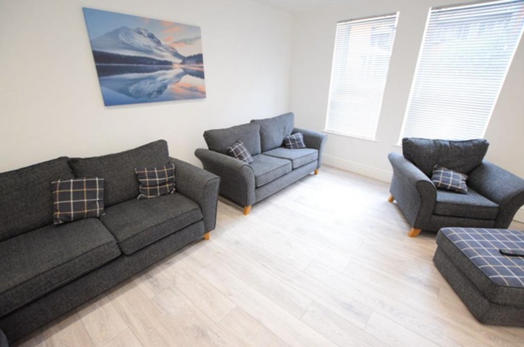 A spacious and bright large modern living room,...