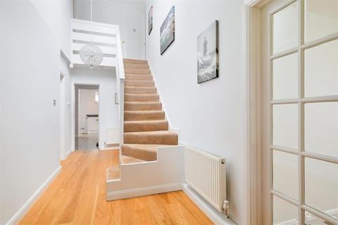 23 The Ridings, Epsom, KT18 5JQ