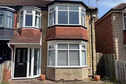 3 bedroom semi-detached house to rent, Bricknell Avenue, Hull