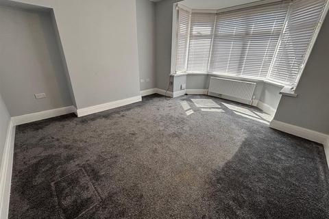 3 bedroom semi-detached house to rent, Bricknell Avenue, Hull