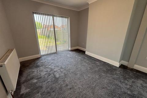 3 bedroom semi-detached house to rent, Bricknell Avenue, Hull