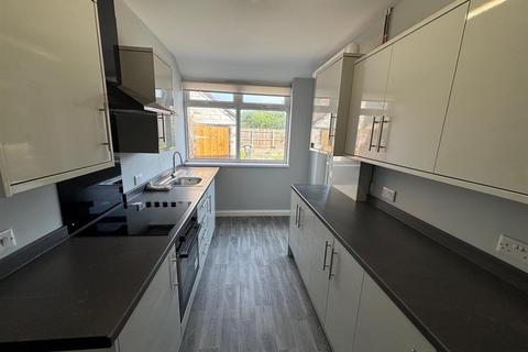 3 bedroom semi-detached house to rent, Bricknell Avenue, Hull