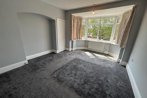 3 bedroom semi-detached house to rent, Bricknell Avenue, Hull