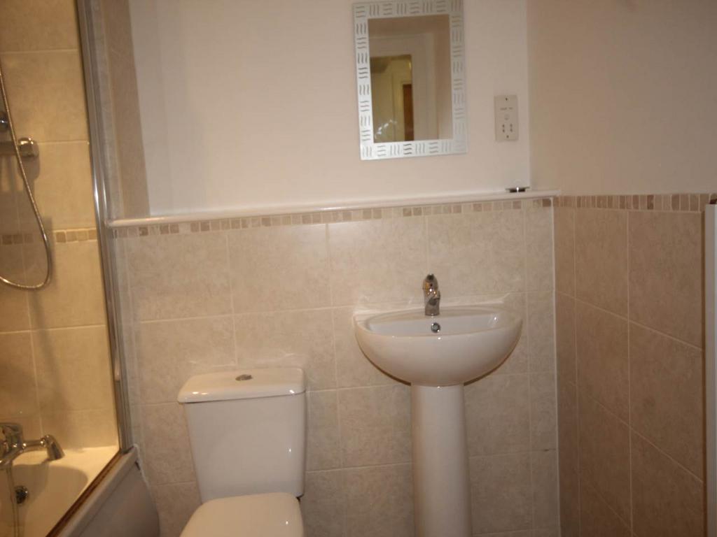 513 Woolston Bathroo