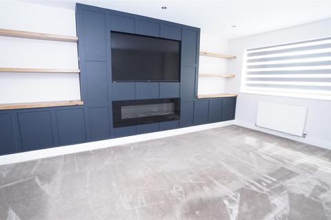 5 bedroom detached house to rent, Westfield Lane, Moorview Villas, Wrose