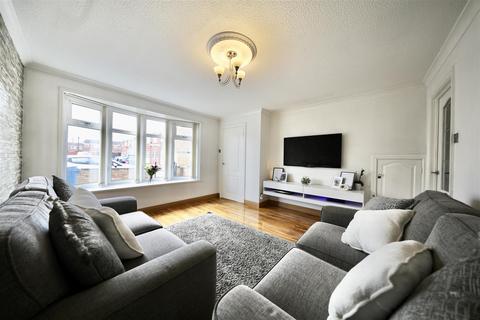 3 bedroom terraced house for sale, Lagoon Drive, Sutton-On-Hull, Hull