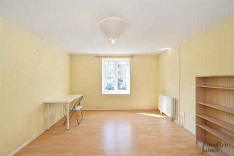 2 bedroom apartment for sale, Stoneyard Lane, London, E14