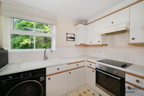 2 bedroom apartment for sale, Stoneyard Lane, London, E14