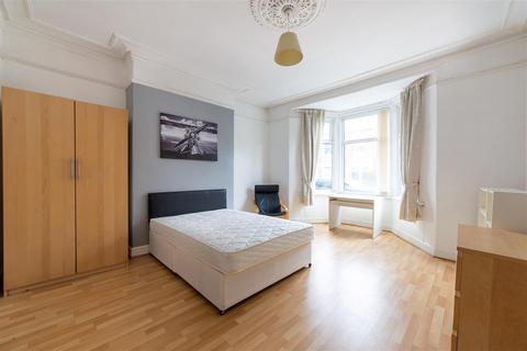 2 bedroom flat to rent, Warton Terrace, Heaton, NE6