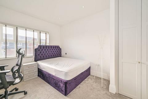 16 Sassoon Drive, Barnet, EN4 0BT