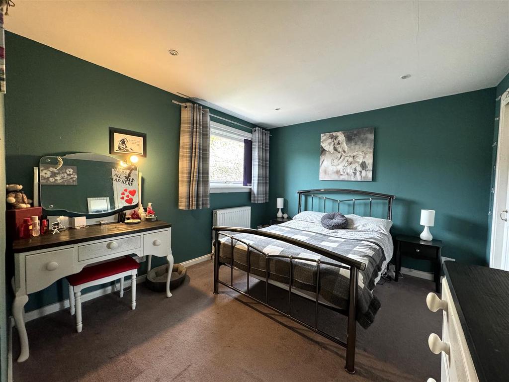 Bedroom 1.jpg