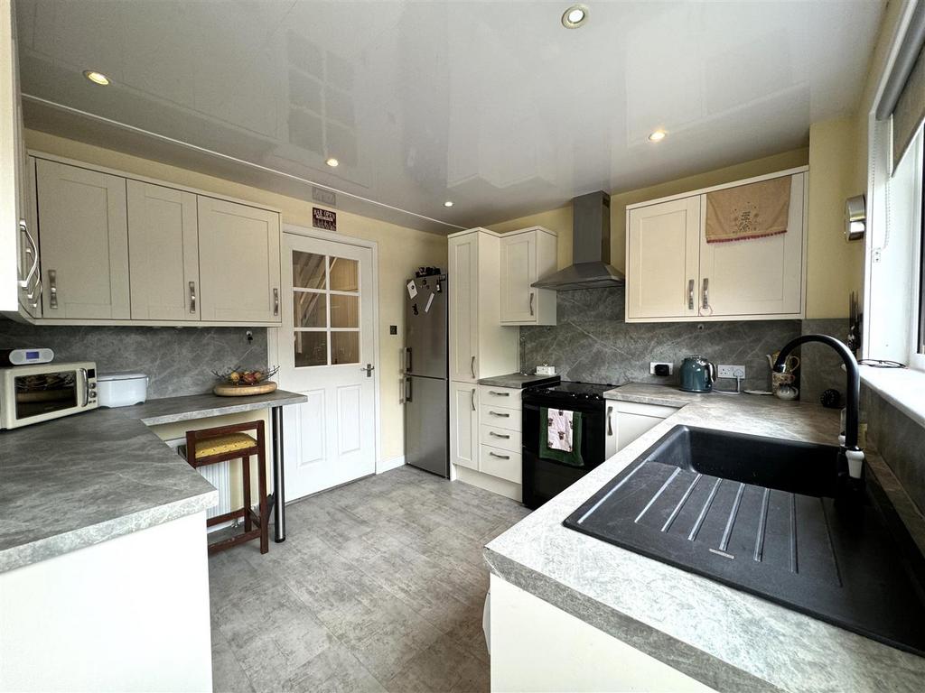 Kitchen 2.jpg