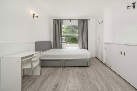 Studio to rent, Batoum Gardens, London W6