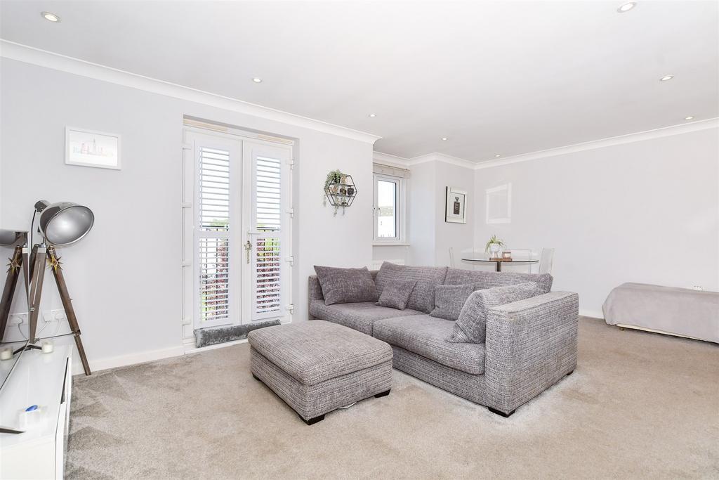 Lounge/Dining Area