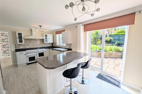 5 bedroom detached house to rent, Fordwich Drive, Frindsbury Rochester