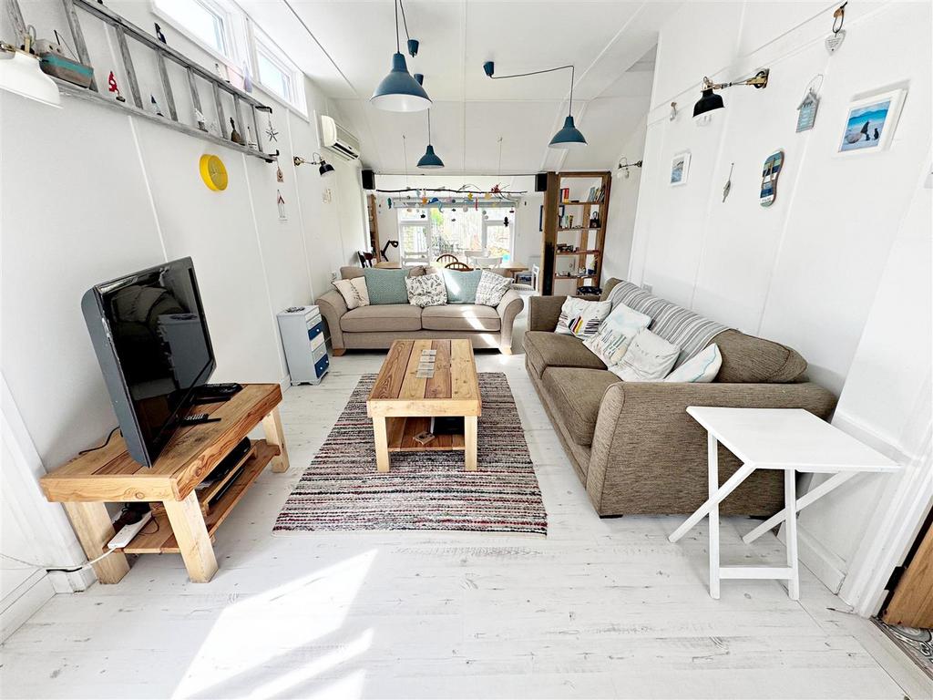 Living/dining area