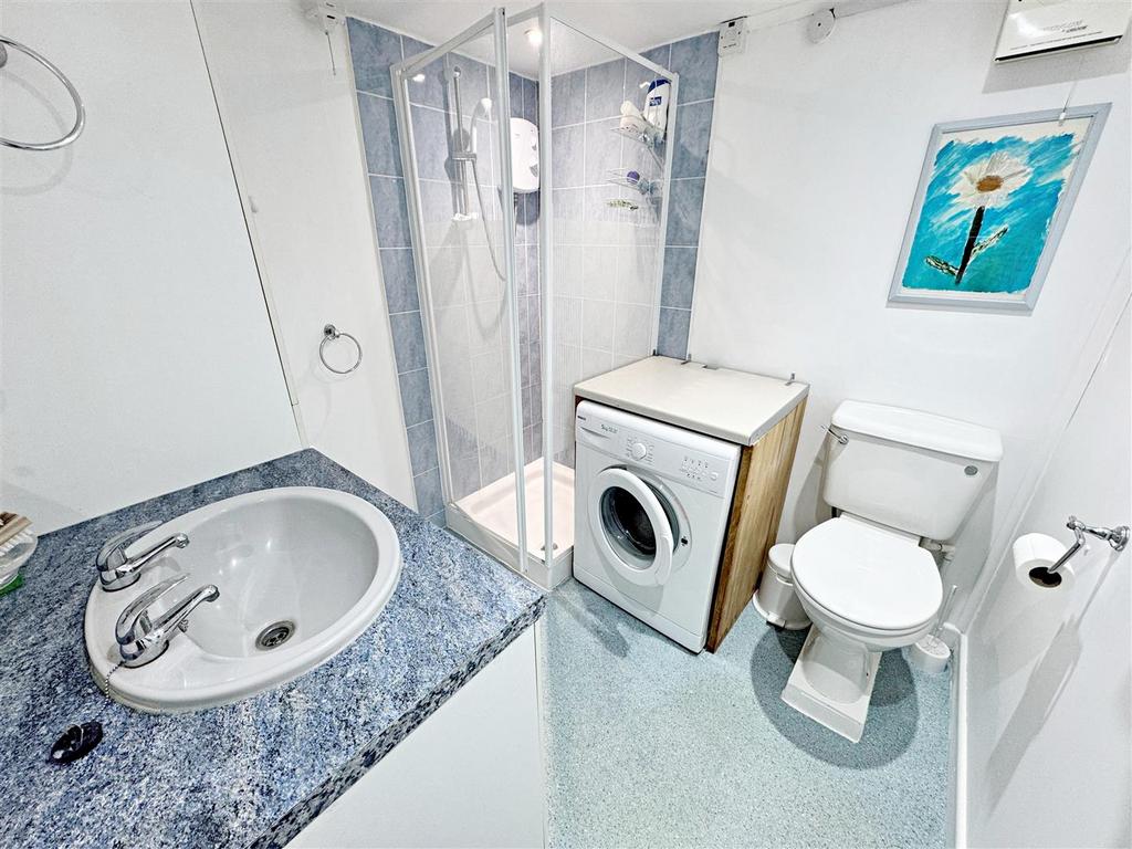 Shower/utility room