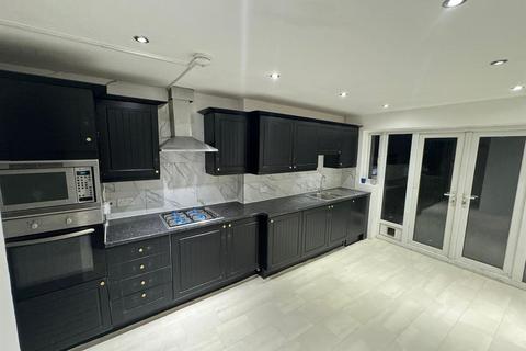 1 bedroom in a house share to rent, Mellitus Street, Acton