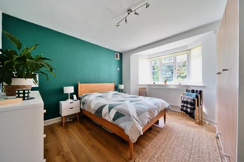38 Amblecote Road, London, SE12 9TL