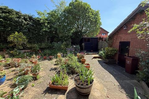 2 bedroom detached bungalow for sale, Lapwing Close, Northampton NN4
