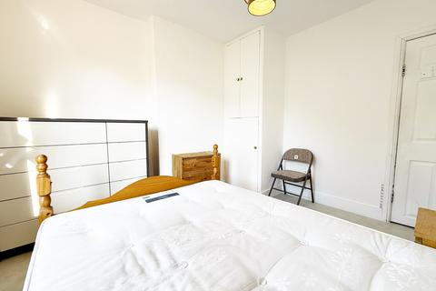 1 bedroom in a house share to rent, Darwin Road, London, W5