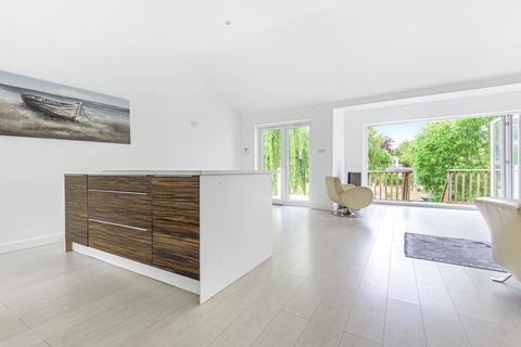 3 bedroom bungalow to rent, Wheatleys Eyot, Sunbury-On-Thames, TW16