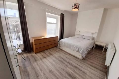 4 bedroom house to rent, Rhondda Street, Swansea,