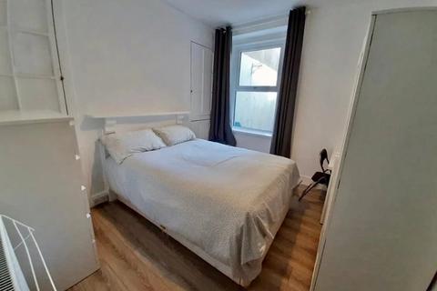 4 bedroom house to rent, Rhondda Street, Swansea,