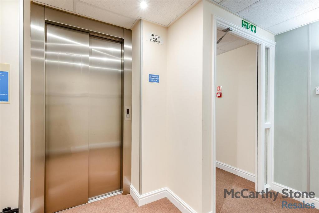 8640072-interior10.jpg