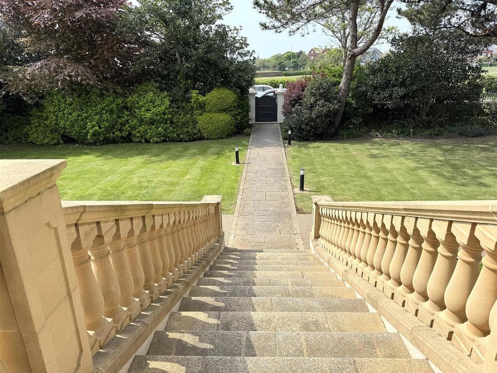 Elevated communal entrance
