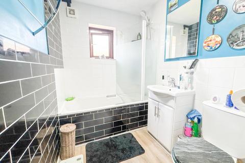 2 bedroom flat for sale, New Walls