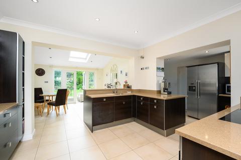 34 Rosslyn Park, Weybridge, KT13 9QZ