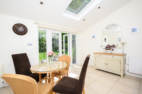 34 Rosslyn Park, Weybridge, KT13 9QZ