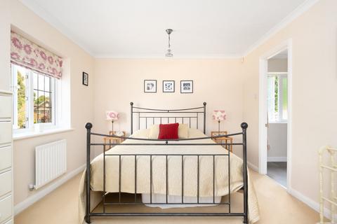 34 Rosslyn Park, Weybridge, KT13 9QZ