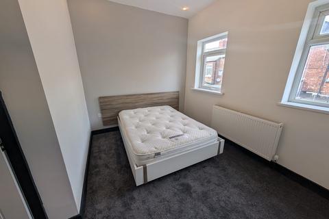 4 bedroom terraced house to rent, Newlyn Street, Manchester