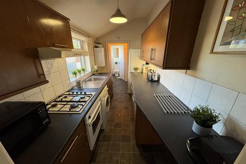 2 bedroom terraced house to rent, Hawthorne Grove, Beeston, NG9 2FG