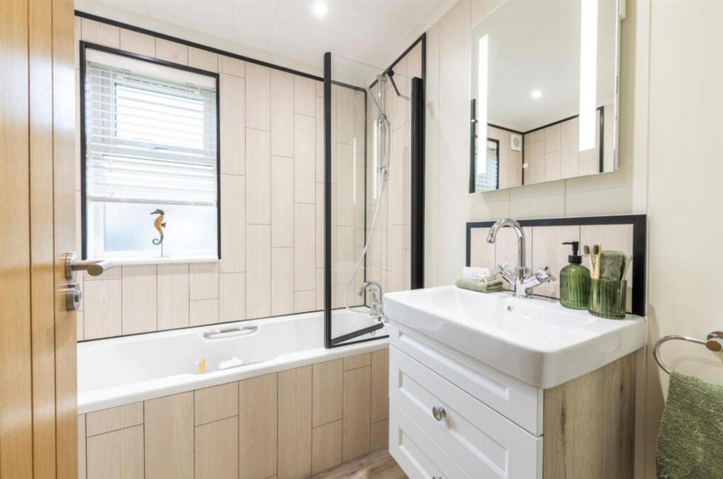 Classi model - bathroom with bath.jpg