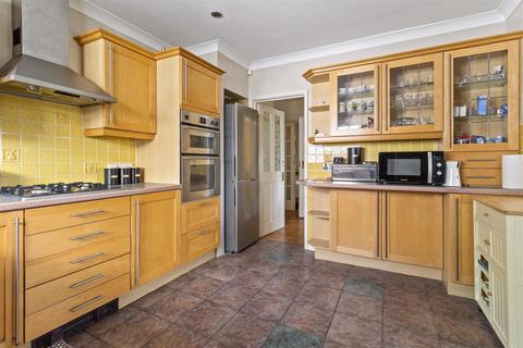 14 Cowdray Close, Goring By Sea, Worthing, BN12 4LQ