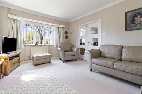 14 Cowdray Close, Goring By Sea, Worthing, BN12 4LQ