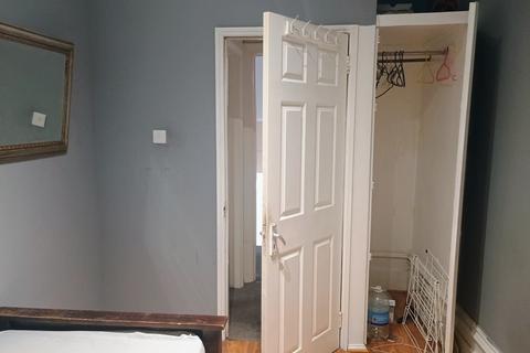 1 bedroom in a flat share to rent, Askew Road, London W12