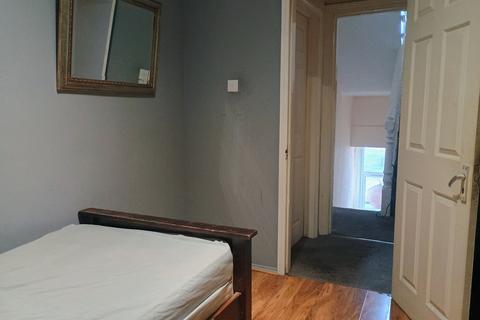 1 bedroom in a flat share to rent, Askew Road, London W12